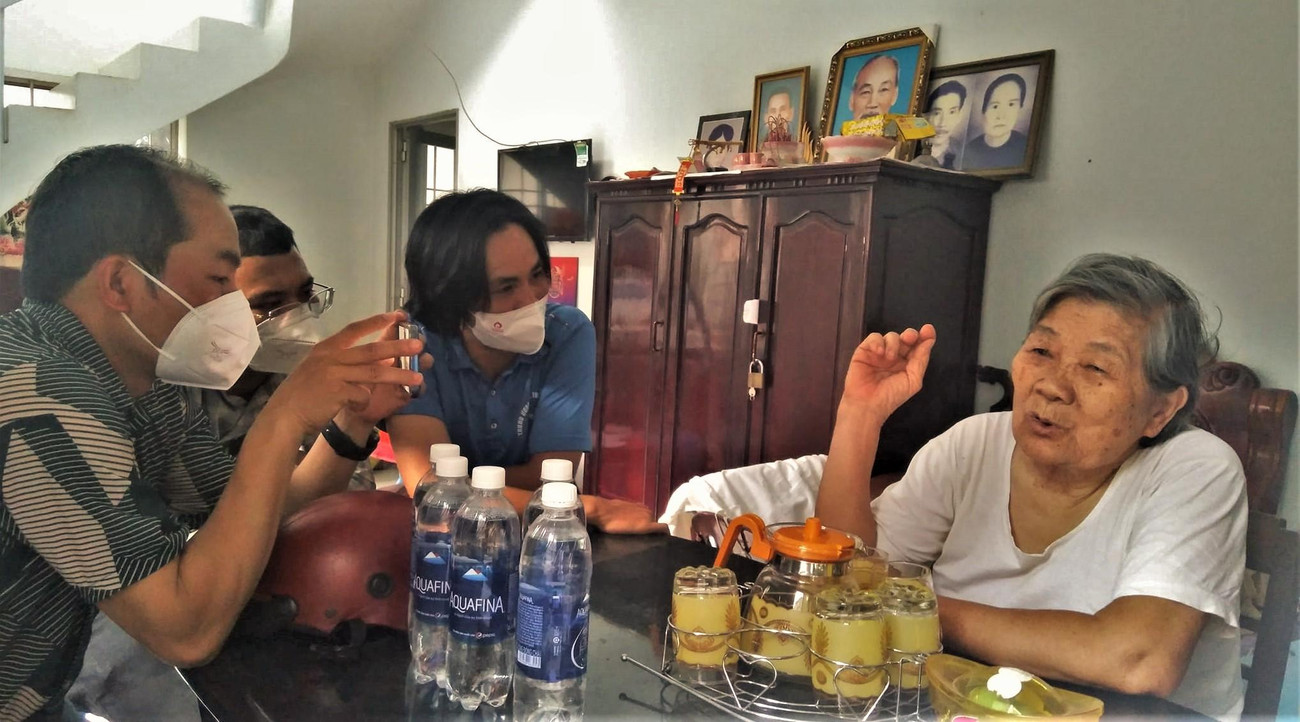 Nữ cựu tù nhân Nguyễn Thị Ni kể chuyện với các phóng viên Tiền Phong tại Côn Đảo tháng 3/2022.