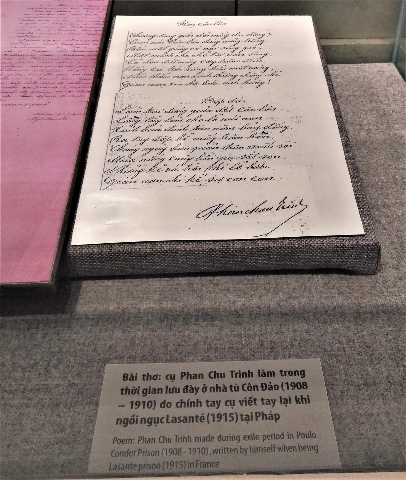 Bài thơ &quot;Đập đá&quot; với thủ bút và chữ ký của chí sĩ Phan Chu Trinh được trưng bày tại Bảo tàng Côn Đảo