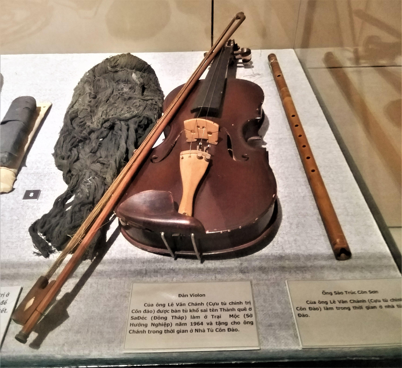 Sáo và đàn violon được các tù nhân làm tại Côn Đảo (Hiện vật của Bảo tàng Côn Đảo)