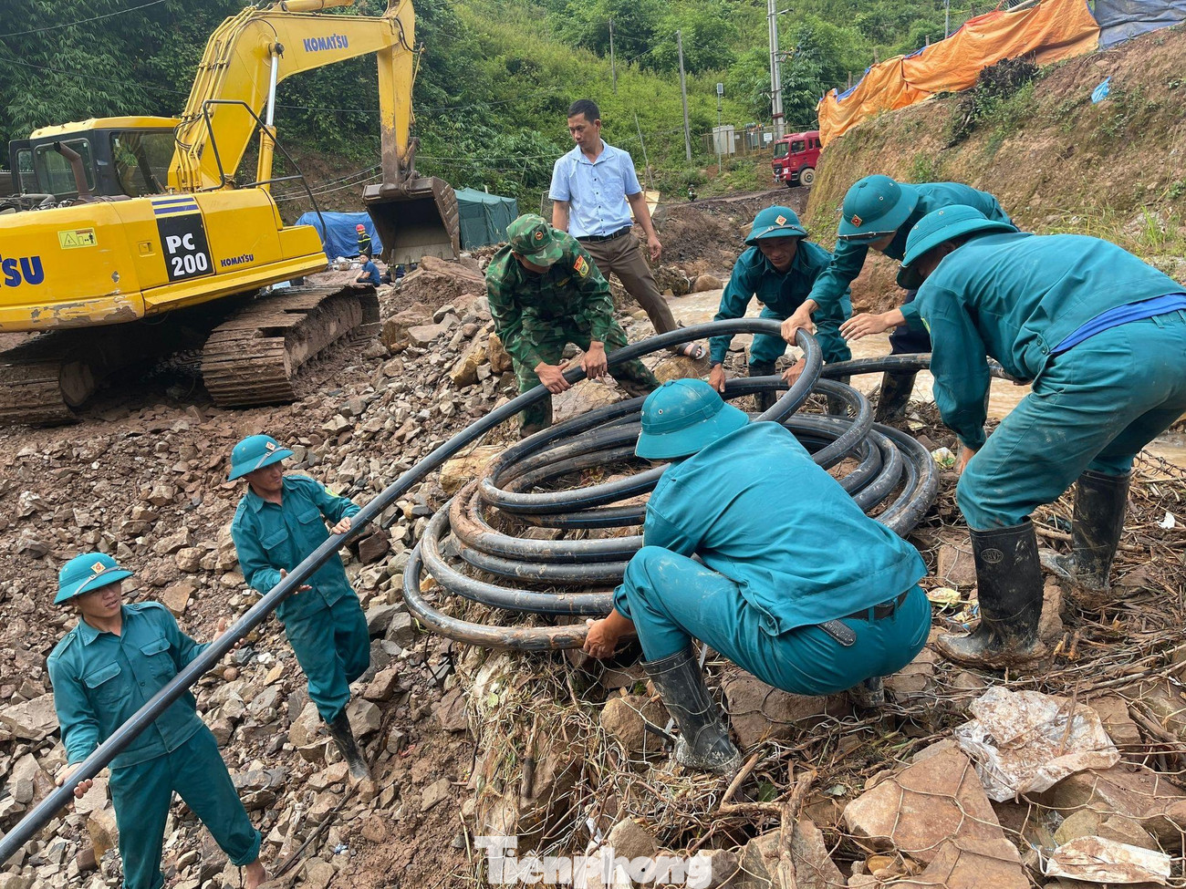 Theo thông tin ban đầu, lực lượng cứu hộ đã sử dụng đồng thời 5 máy hút nước công suất lớn; máy hút bùn làm việc gần như suốt đêm hôm qua, đến nay đã cơ bản hút được nước ở 80 mét trong hầm. Hiện nước còn ngập trên 100 mét trong hầm (chiều dài); lượng bùn, đá, sỏi rất lớn.
