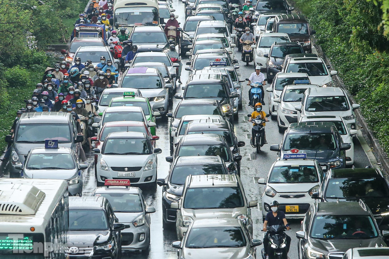 Nhiều phương tiện "chôn chân", không thể di chuyển.