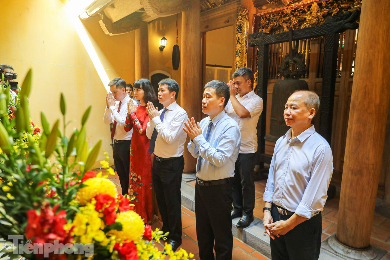 Đình Cổ Vũ, 85 Hàng Gai (phường Hàng Gai, quận Hoàn Kiếm, Hà Nội) là công trình văn hóa gắn với địa danh trước đây là phường Cổ Vũ, huyện Thọ Xương, tỉnh Hà Nội, sau đổi tên thành phường Hàng Gai, quận Hoàn Kiếm, thành phố Hà Nội. Đình được xây dựng lâu đời để phụng thờ các thần là Bạch Mã đại vương, Linh Lang đại vương, Đức Thánh mẫu Bảo Ninh.