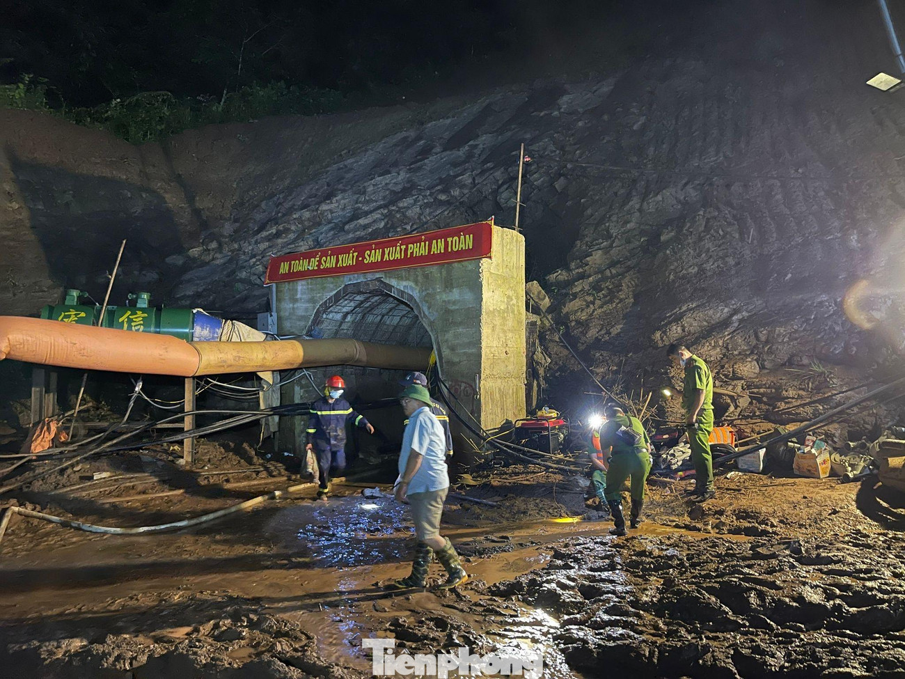 Trước đó, vào khoảng 6 giờ sáng 3/7 tại xã Si Pa Phìn đã có trận mưa to gây ra lũ tại khe suối bản Phi Lĩnh (xã Si Pa Phìn, huyện Nậm Pồ (tỉnh Điện Biên). Thời điểm đó, tại công trường hầm thủy điện của Công ty TNHH thương mại số 6 đang có 4 công nhân làm việc tại cửa hầm số 3 (khu vực km 29 thuộc bản Phi Lĩnh 1 xã Si Pa Phìn).