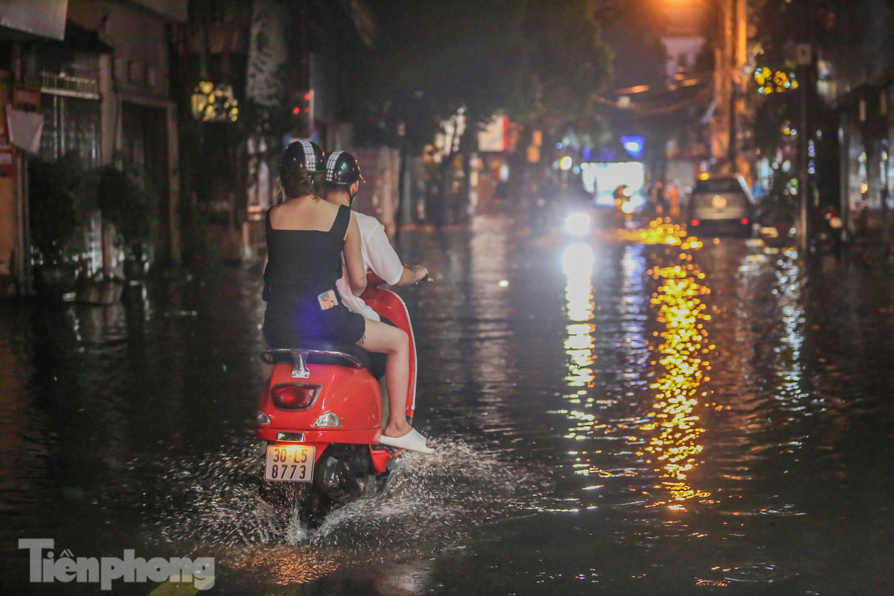 Khu vực này ngập sâu khoảng 30-50cm. Khu vực này ngập sâu khoảng 30-50cm.