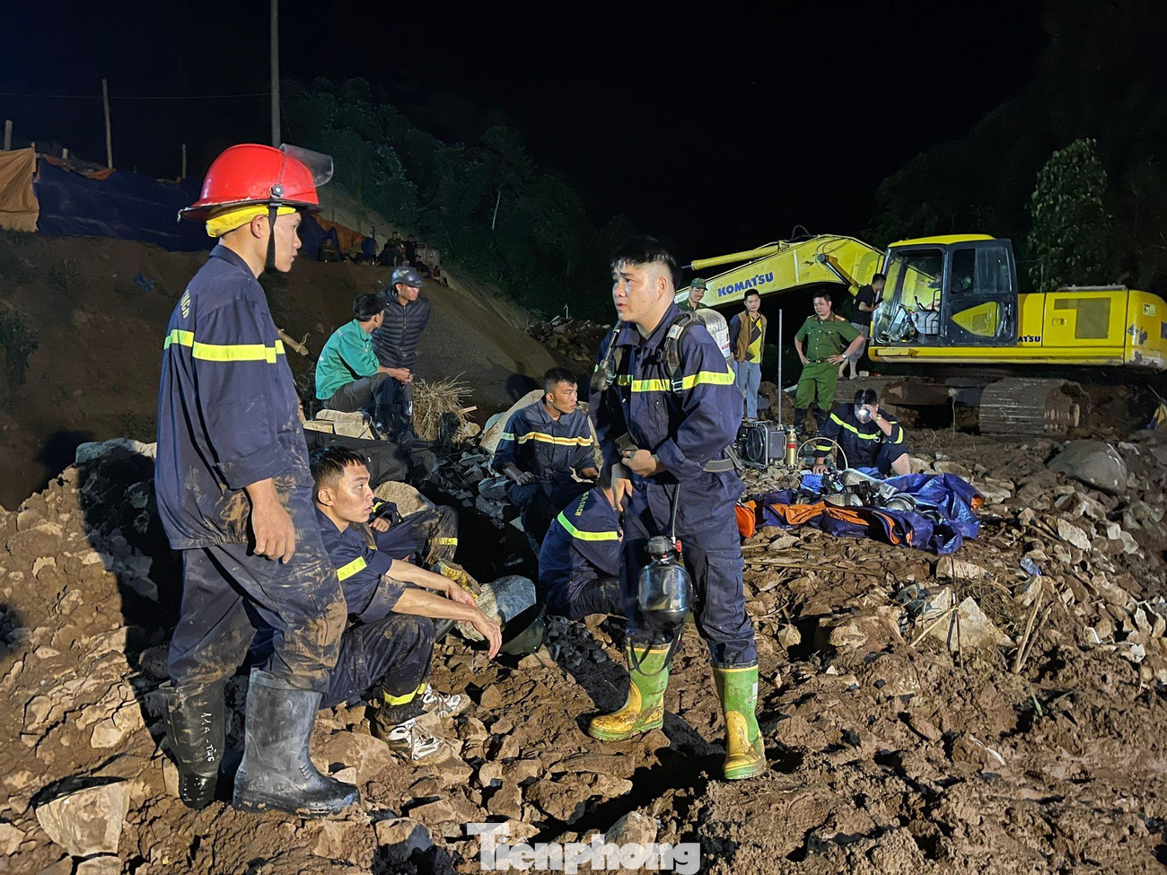 Trong đêm 3/7, gần trăm người gồm Cảnh sát Phòng cháy chữa cháy và Cứu nạn cứu hộ cùng lực lượng địa phương đã nỗ lực tìm kiếm anh Lý A Dia.