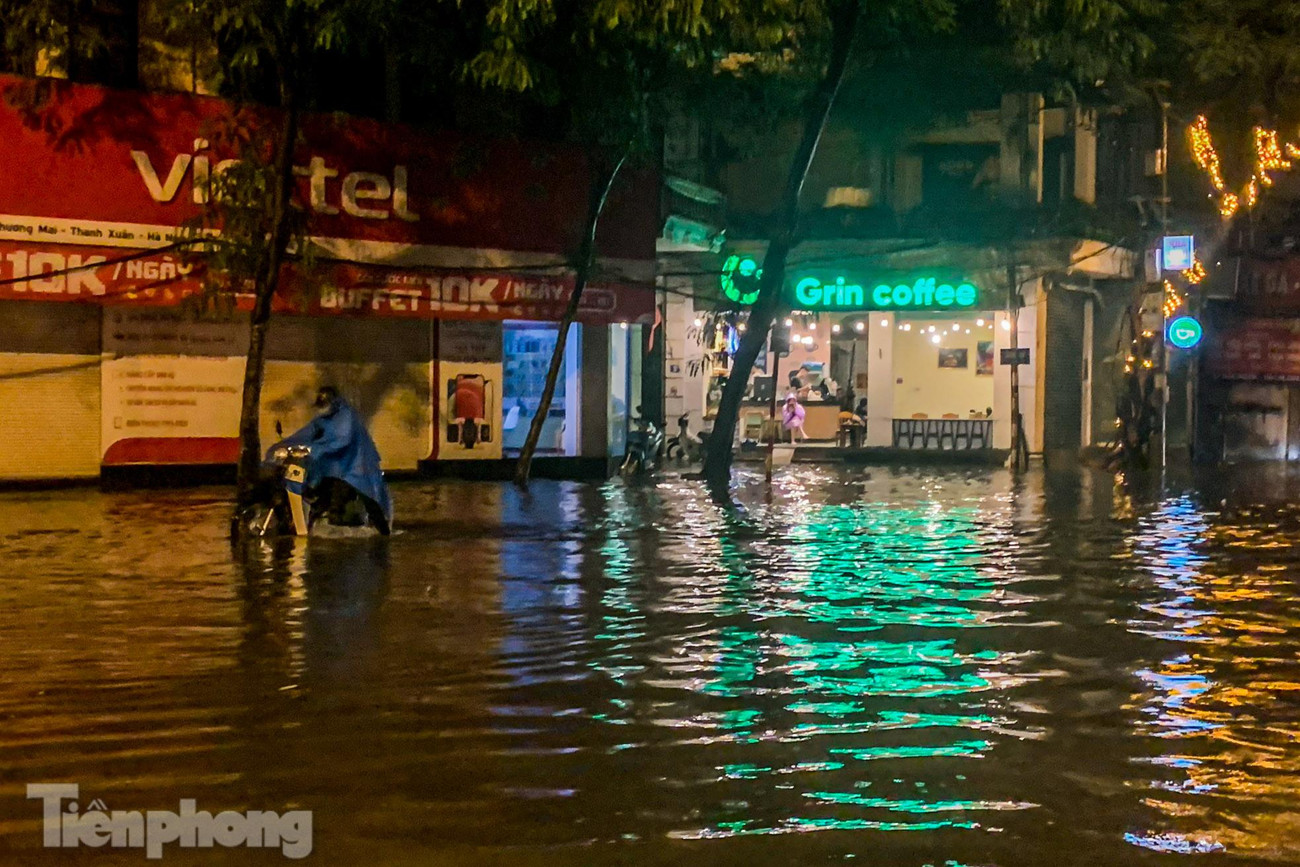 Tuyến phố Lê Trọng Tấn chìm trong biển nước. Tuyến phố Lê Trọng Tấn chìm trong biển nước.