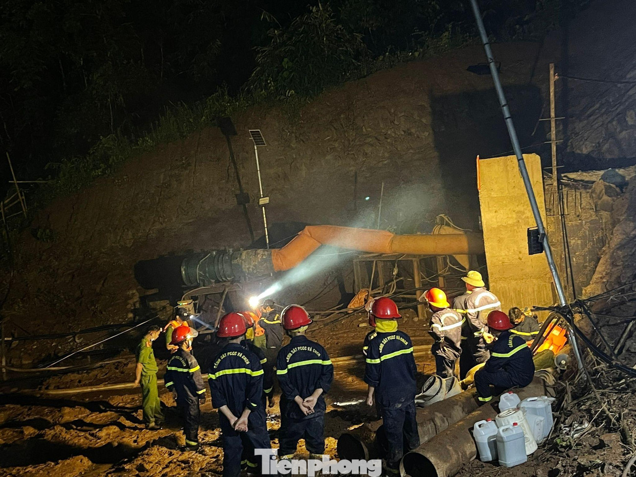 Nước lũ cuốn 4 công nhân vào hầm. 3 người kịp thời thoát được ra ngoài nhưng bị thương. Người còn lại bị mắc kẹt trong đường hầm.