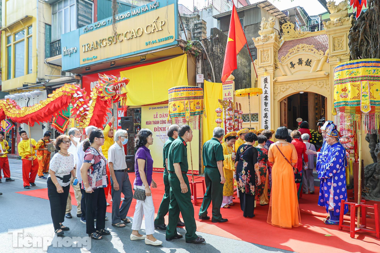 Các đoàn lần lượt vào dâng hương trong ngày khánh thành.
