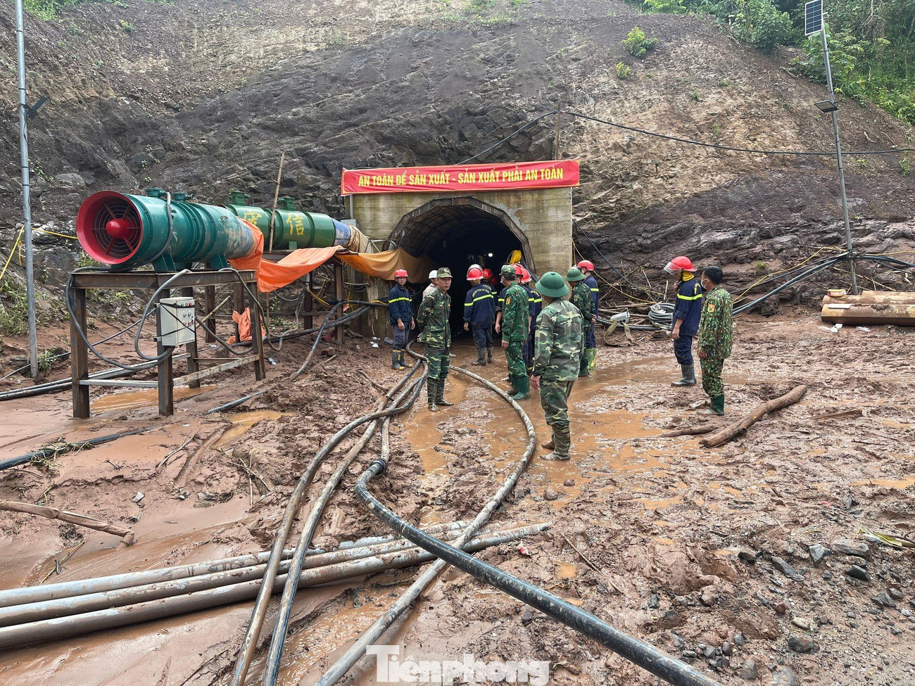 Được biết, lực lượng cứu hộ sẽ huy động thêm 2 máy bơm nước bên cạnh 6 cái đang có. Dự đoán, nếu không có gì thay đổi thì vào 15h hôm nay (4/7) có thể sẽ bơm hết nước trong hầm để tiến hành tìm kiếm người mất tích.