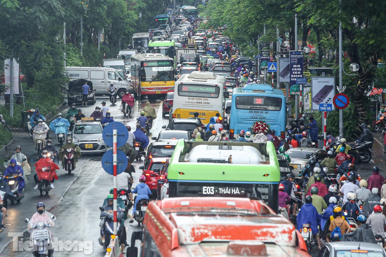 Tuyến phố Thái Hà đông nghịt các phương tiện.