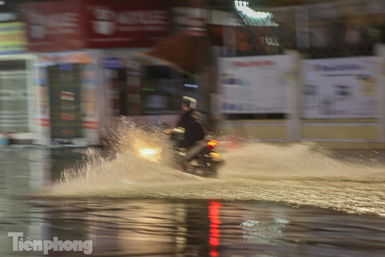 Một phương tiện liều mình lao vào biển nước. Một phương tiện liều mình lao vào biển nước.