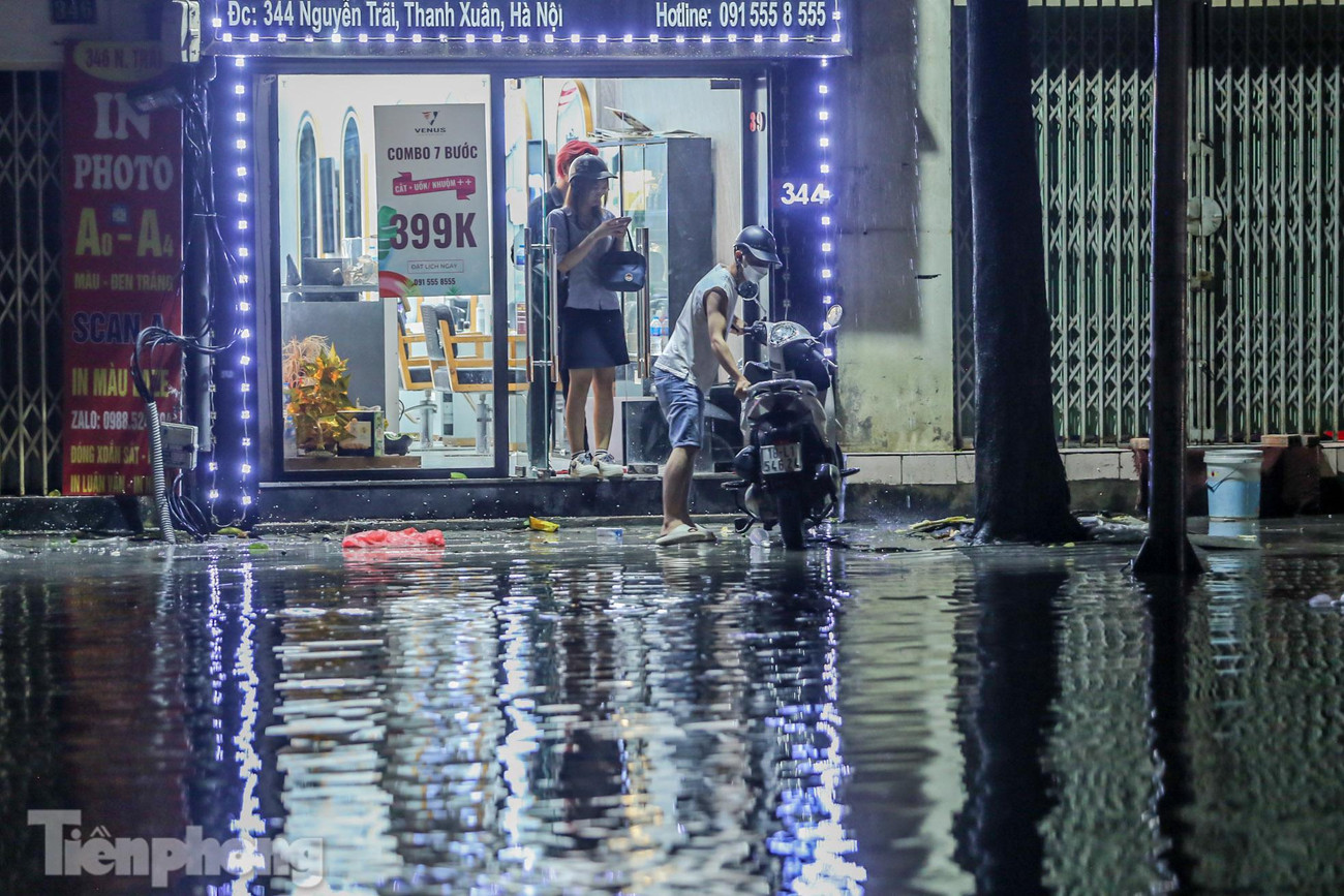 Một cửa hàng trên đường Nguyễn Trãi bị nước bủa vây. Một cửa hàng trên đường Nguyễn Trãi bị nước bủa vây.