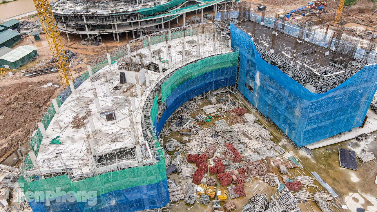 Khu vực Nhà B đã thành hình, xây dựng các hạng mục trên mặt đất. Tại Nhà B gồm: Khối Nhà hành chính; Tháp Thiên văn; Nhà thi đấu và bể bơi; Nhà học và Thư viện.