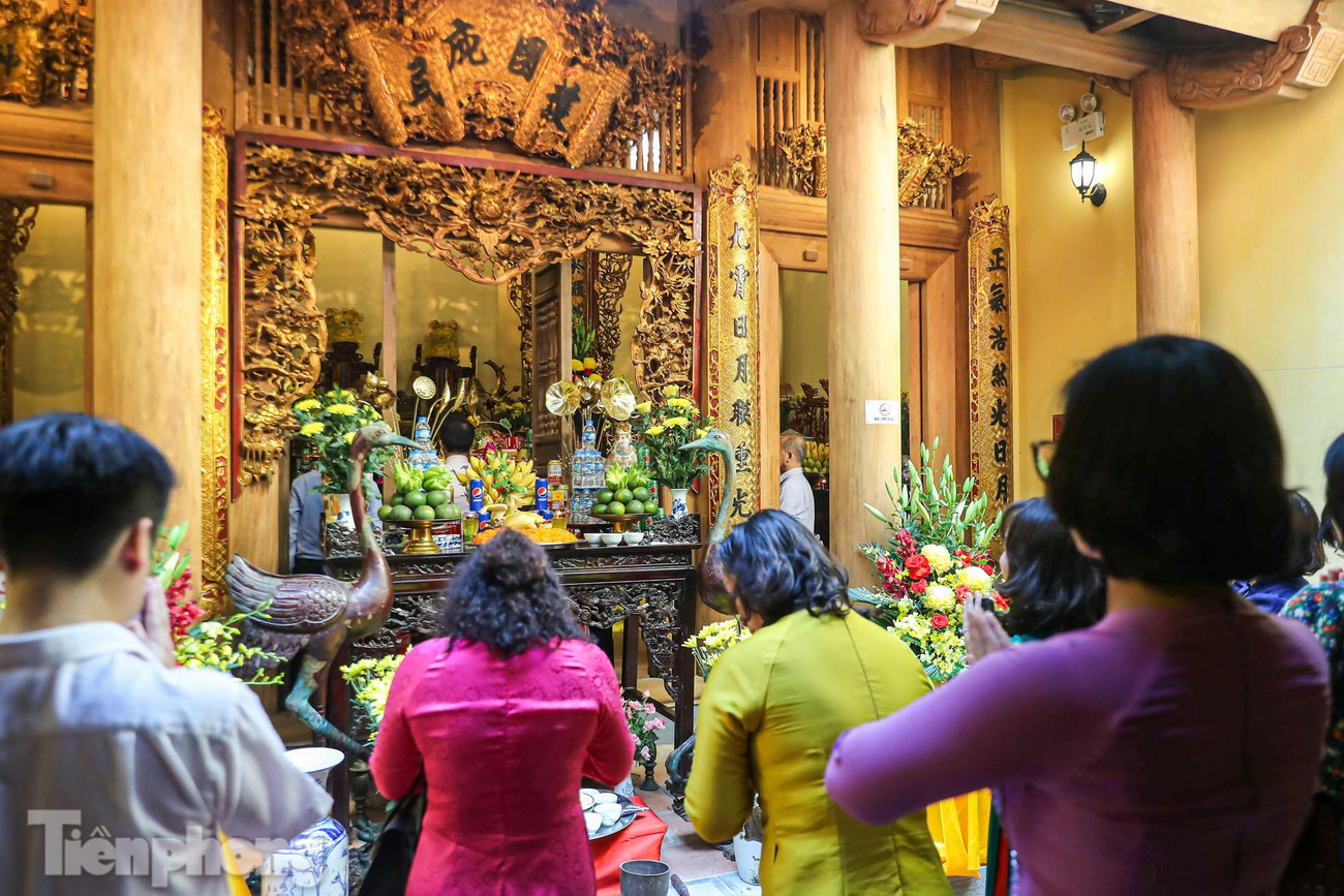 Bên trong Đình Cổ Vũ.