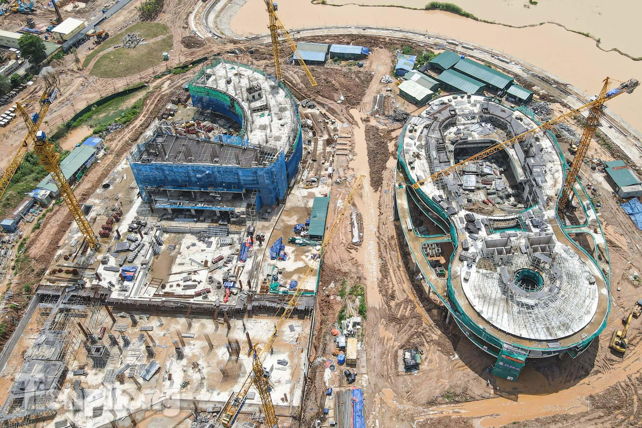 Cung Thiếu nhi Hà Nội xây dựng theo thiết kế kiến trúc mang phong cách hiện đại, thoáng rộng, gần gũi với thiên nhiên, sử dụng nhiều thiết bị tự động thông minh, mang lại cảm giác an toàn, thoải mái, tiện nghi cho hoạt động học tập và vui chơi giải trí.