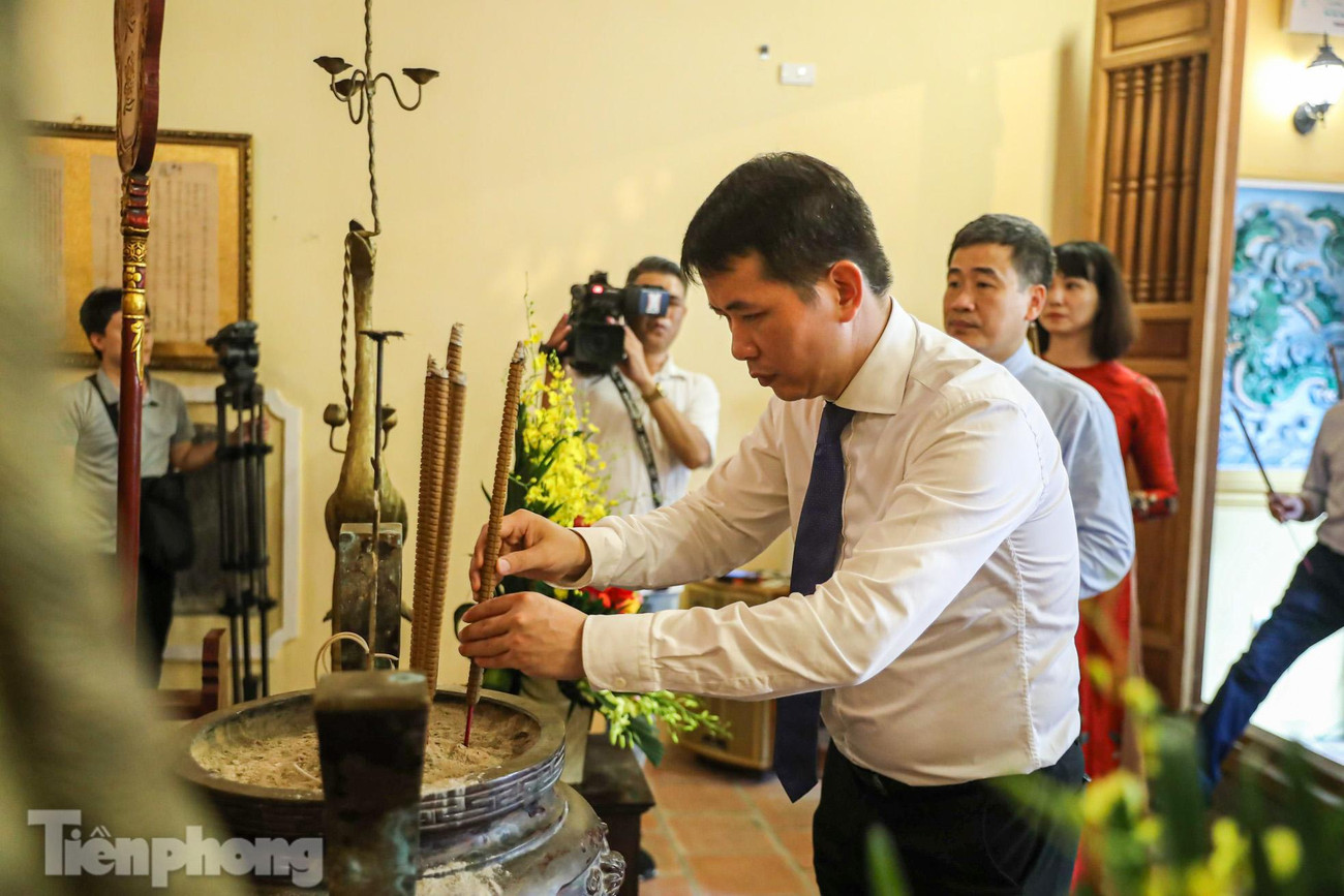 Lãnh đạo quận Hoàn Kiếm dâng hương tại Đình Cổ Vũ.