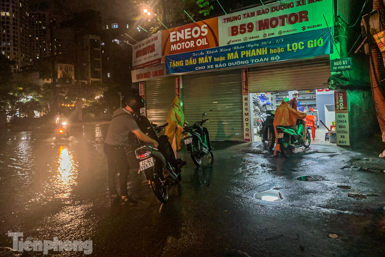 Cửa hàng sửa xe trên phố Khương Trung tấp nập dù đã về đêm. Cửa hàng sửa xe trên phố Khương Trung tấp nập dù đã về đêm.