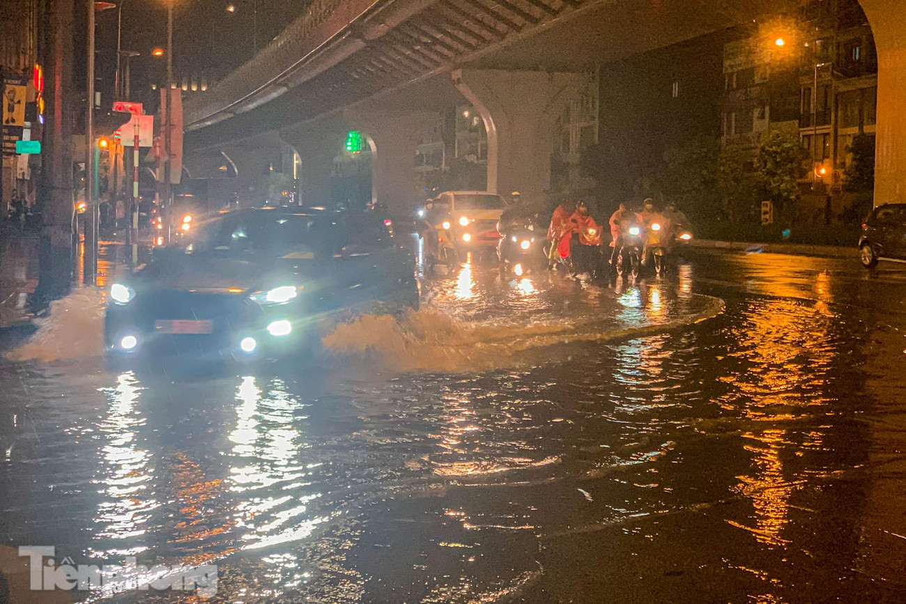 Cơn mưa lớn kéo dài suốt đêm. Cơn mưa lớn kéo dài suốt đêm.