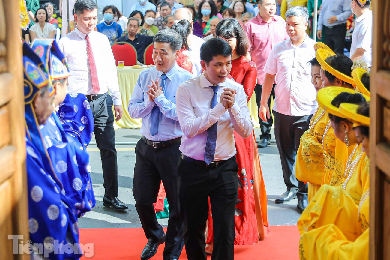 Ông Phạm Tuấn Long, Chủ tịch UBND quận Hoàn Kiếm có mặt tại buổi lễ dâng hương, khánh thành Đình Cổ Vũ vào sáng nay (27/7).