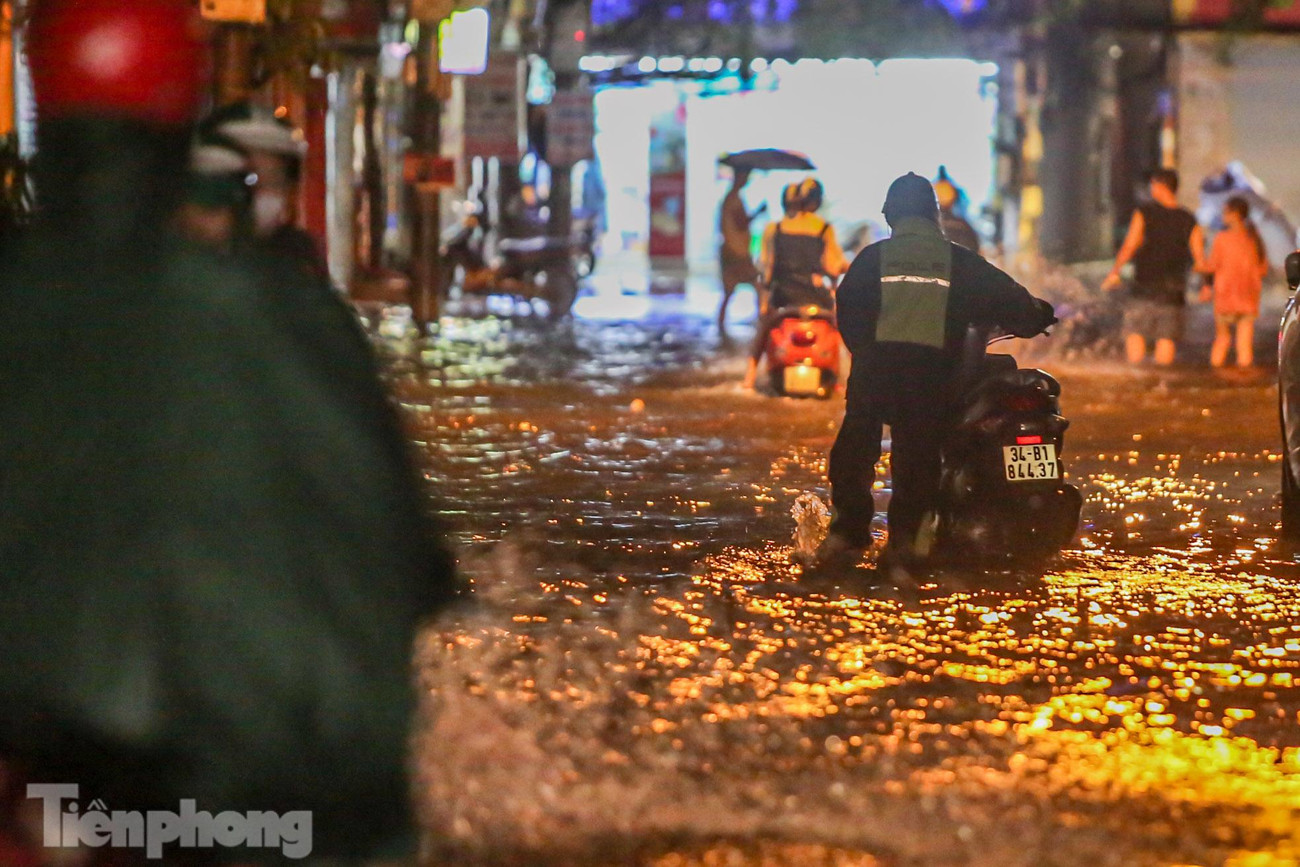 Nhiều xe máy "đuối nước". Nhiều xe máy "đuối nước".