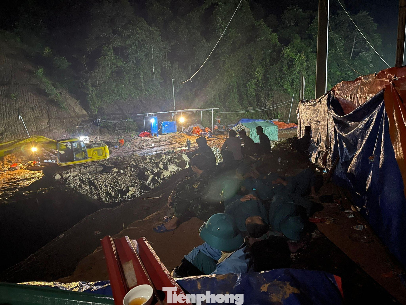 Trong quá trình tìm kiếm, lặn vào trong hầm để cứu nạn, nhiều cán bộ, chiến sĩ đã kiệt sức.
