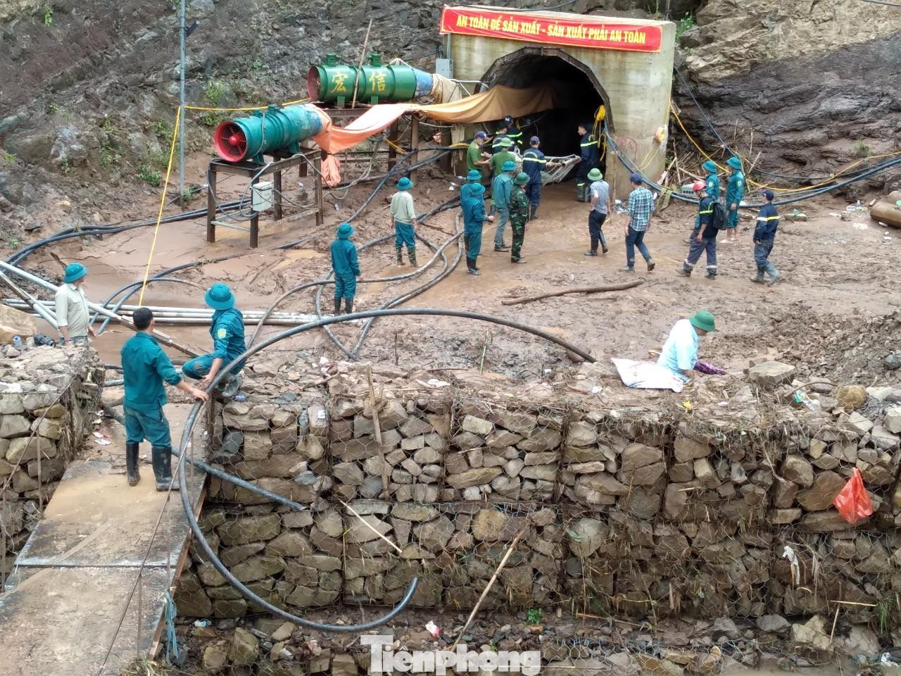 Đến 11h sáng, ông Bùi Văn Luyện - Chủ tịch UBND huyện Nậm Pồ cho biết, vị trí công nhân bị mắc kẹt được xác định trong đường hầm đường kính 3m và đang bị đất đá, nước lấp đầy.