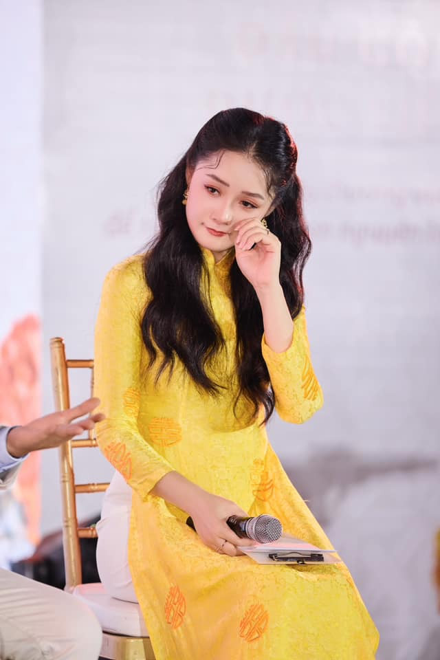 BTV Thu Hà khóc trong khi dẫn chương trình.