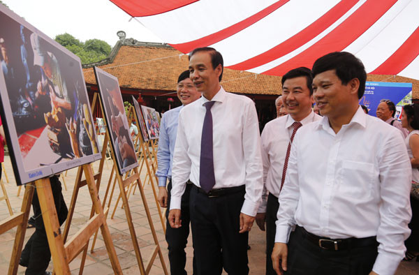 80 bức ảnh về đời sống Hà Nội trên mọi mặt Xem “Nhịp sống Thủ đô” ở Văn Miếu ảnh 1