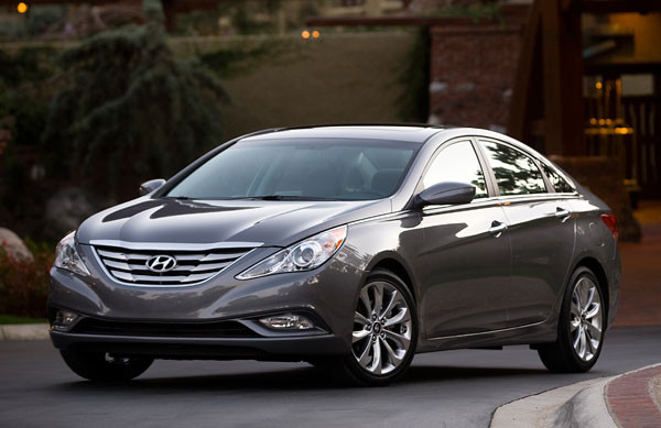 Hyundai Sonata 2014 nằm trong diện có nguy cơ bị cháy. Ảnh: NewCarTestDrive 3 triệu xe Hyundai và KIA bị điều tra vì cháy động cơ ảnh 1