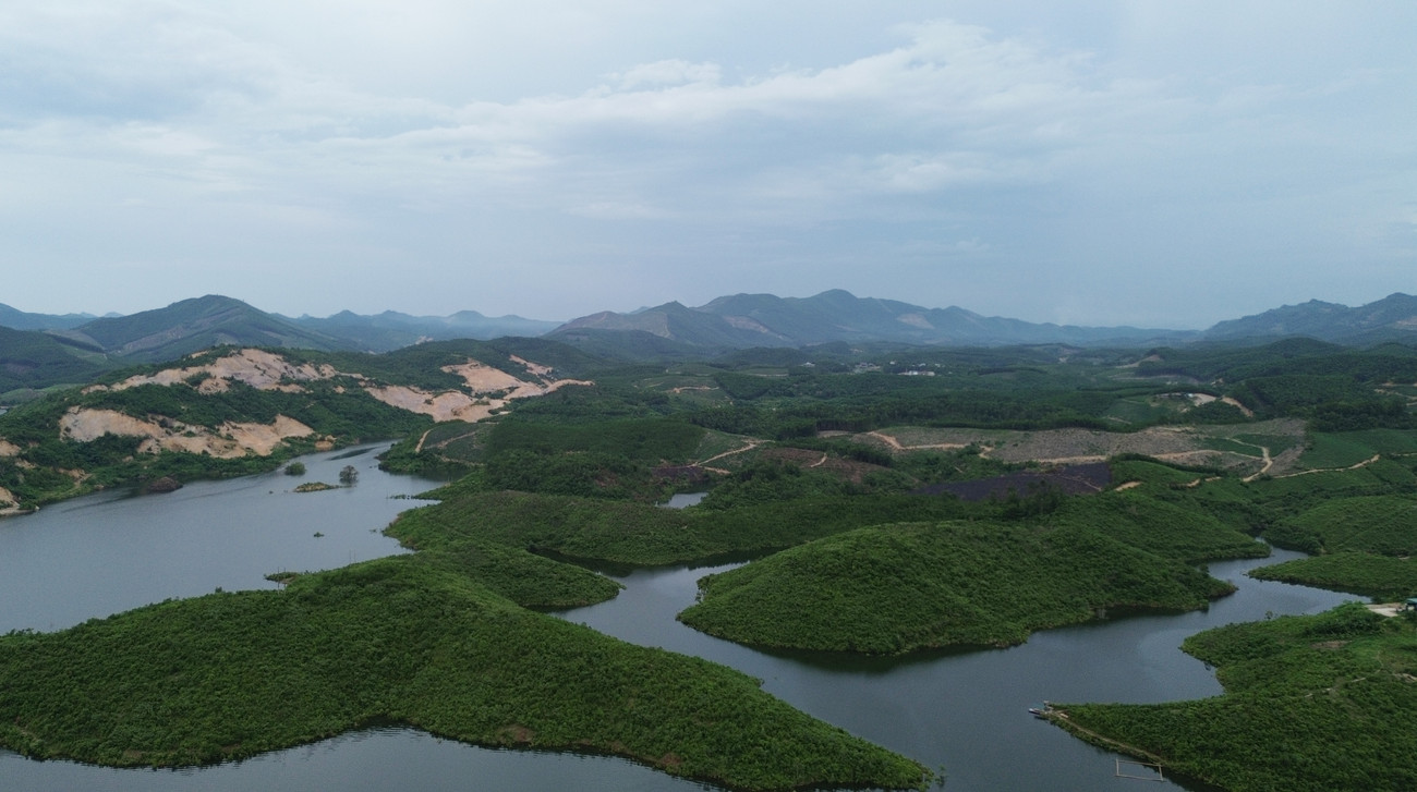 Đồng thời, hồ Cánh Tạng còn có thể đảm bảo dòng chảy môi trường hạ du về mùa khô, kết hợp giảm lũ hạ du vào mùa mưa. Hồ cũng có diện tích mặt nước rất lớn, tạo điều kiện thuận lợi phát triển nuôi trồng thủy sản. Đồng thời, hồ Cánh Tạng còn có thể đảm bảo dòng chảy môi trường hạ du về mùa khô, kết hợp giảm lũ hạ du vào mùa mưa. Hồ cũng có diện tích mặt nước rất lớn, tạo điều kiện thuận lợi phát triển nuôi trồng thủy sản.