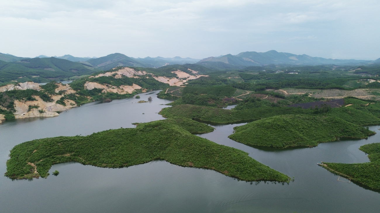 Đồng thời, hồ Cánh Tạng còn có thể đảm bảo dòng chảy môi trường hạ du về mùa khô, kết hợp giảm lũ hạ du vào mùa mưa. Hồ cũng có diện tích mặt nước rất lớn, tạo điều kiện thuận lợi phát triển nuôi trồng thủy sản. Đồng thời, hồ Cánh Tạng còn có thể đảm bảo dòng chảy môi trường hạ du về mùa khô, kết hợp giảm lũ hạ du vào mùa mưa. Hồ cũng có diện tích mặt nước rất lớn, tạo điều kiện thuận lợi phát triển nuôi trồng thủy sản.