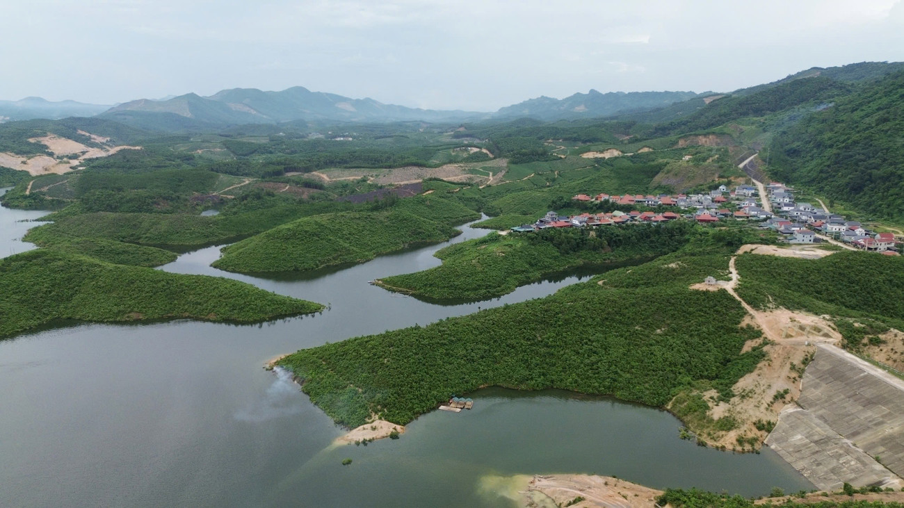 Ngoài ra, hồ Cánh Tạng còn có hệ thống đường ống nước dài tới 36km, có thể cấp nước cho khoảng 90km2 đất canh tác của tỉnh Hoà Bình cũ và Thanh Hoá. Ngoài ra, hồ Cánh Tạng còn có hệ thống đường ống nước dài tới 36km, có thể cấp nước cho khoảng 90km2 đất canh tác của tỉnh Hoà Bình cũ và Thanh Hoá.