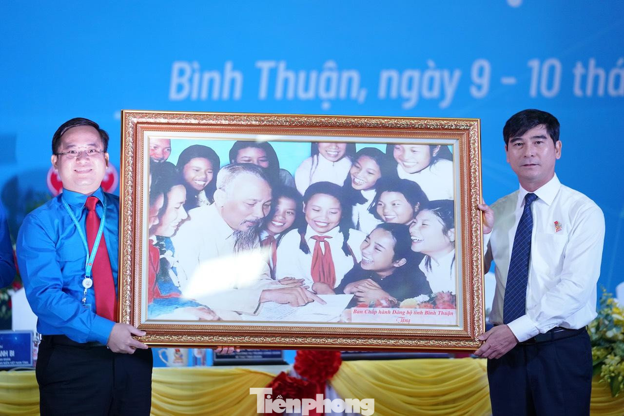 Ông Dương Văn An tặng quà Đại hội đại biểu Đoàn TNCS Hồ Chí Minh tỉnh Bình Thuận lần thứ XIII, nhiệm kỳ 2022-2027.