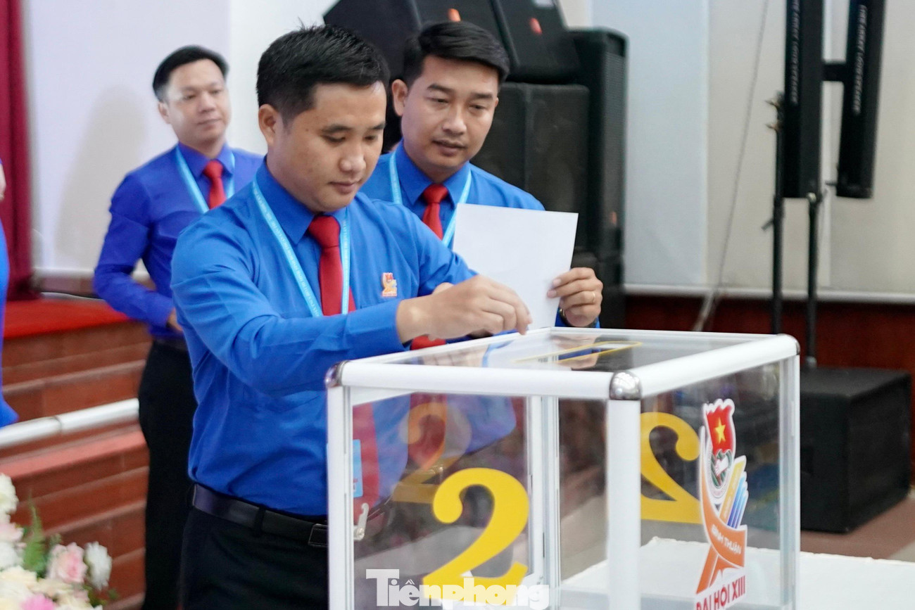 Các đại biểu bỏ phiếu bầu Ban Chấp hành Đoàn TNCS Hồ Chí Minh tỉnh Bình Thuận khóa XIII, nhiệm kỳ 2022-2027.