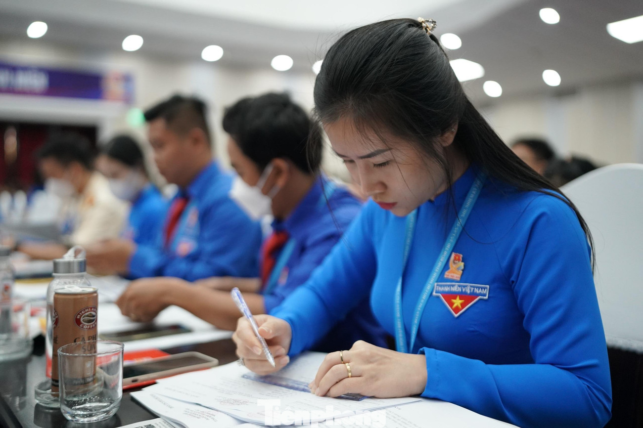 Các đại biểu bỏ phiếu bầu Ban Chấp hành Đoàn TNCS Hồ Chí Minh tỉnh Bình Thuận khóa XIII, nhiệm kỳ 2022-2027.