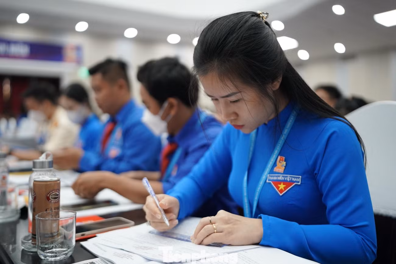 Các đại biểu bỏ phiếu bầu Ban Chấp hành Đoàn TNCS Hồ Chí Minh tỉnh Bình Thuận khóa XIII, nhiệm kỳ 2022-2027.