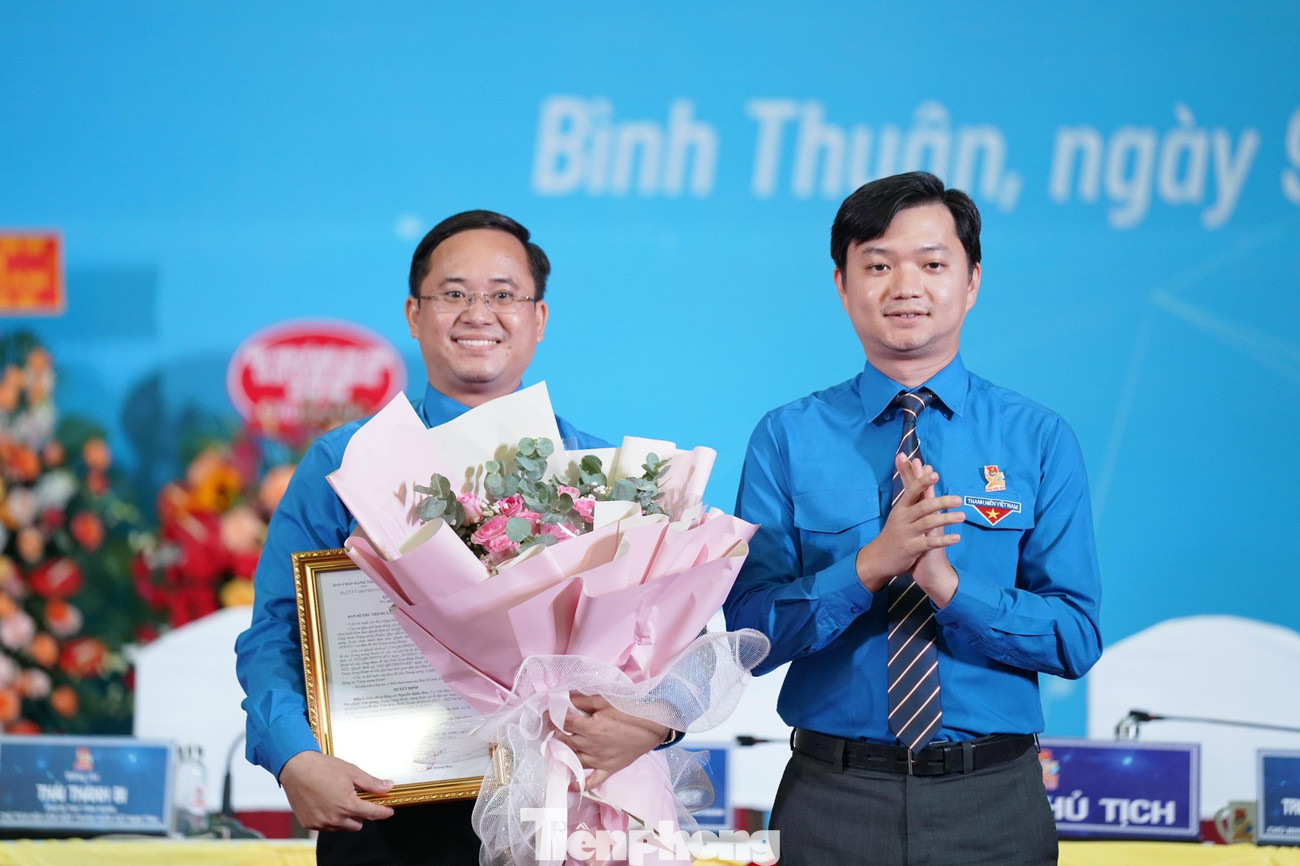 Anh Nguyễn Minh Triết - Bí thư Ban Chấp hành Trung ương Đoàn, Chủ tịch Trung ương Hội Sinh viên Việt Nam trao Quyết định của Ban Bí thư Trung ương Đoàn điều động anh Nguyễn Quốc Huy, Bí thư Tỉnh Đoàn Bình Thuận khóa XII trở lại công tác tại Cơ quan Trung ương Đoàn từ ngày 11/8, và tặng hoa cho anh Nguyễn Quốc Huy.
