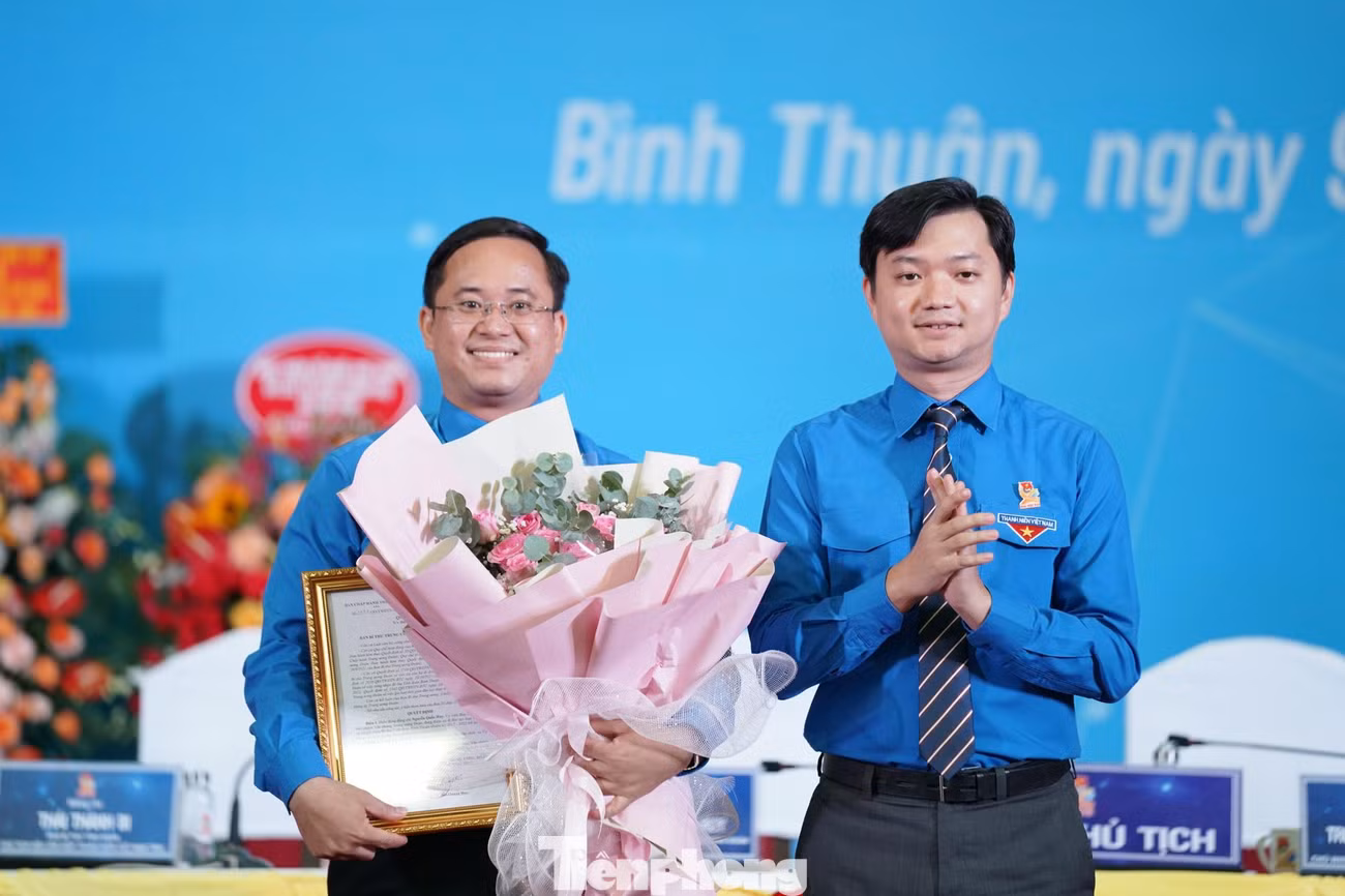 Anh Nguyễn Minh Triết - Bí thư Ban Chấp hành Trung ương Đoàn, Chủ tịch Trung ương Hội Sinh viên Việt Nam trao Quyết định của Ban Bí thư Trung ương Đoàn điều động anh Nguyễn Quốc Huy, Bí thư Tỉnh Đoàn Bình Thuận khóa XII trở lại công tác tại Cơ quan Trung ương Đoàn từ ngày 11/8, và tặng hoa cho anh Nguyễn Quốc Huy.