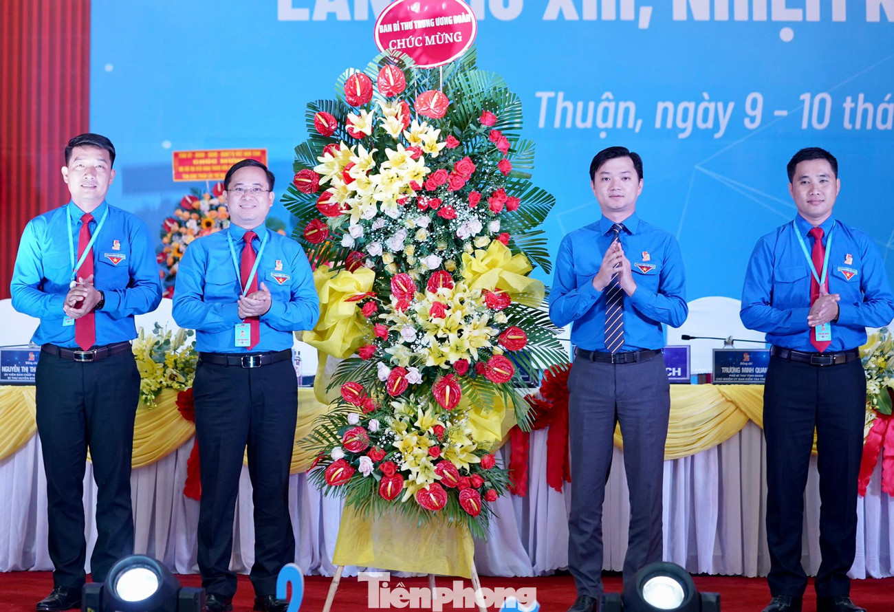 Ban Bí thư Trung ương Đoàn tặng hoa chúc mừng Đại hội đại biểu Đoàn Thanh niên Cộng sản tỉnh Bình Thuận khóa XIII, nhiệm kỳ 2022-2027.
