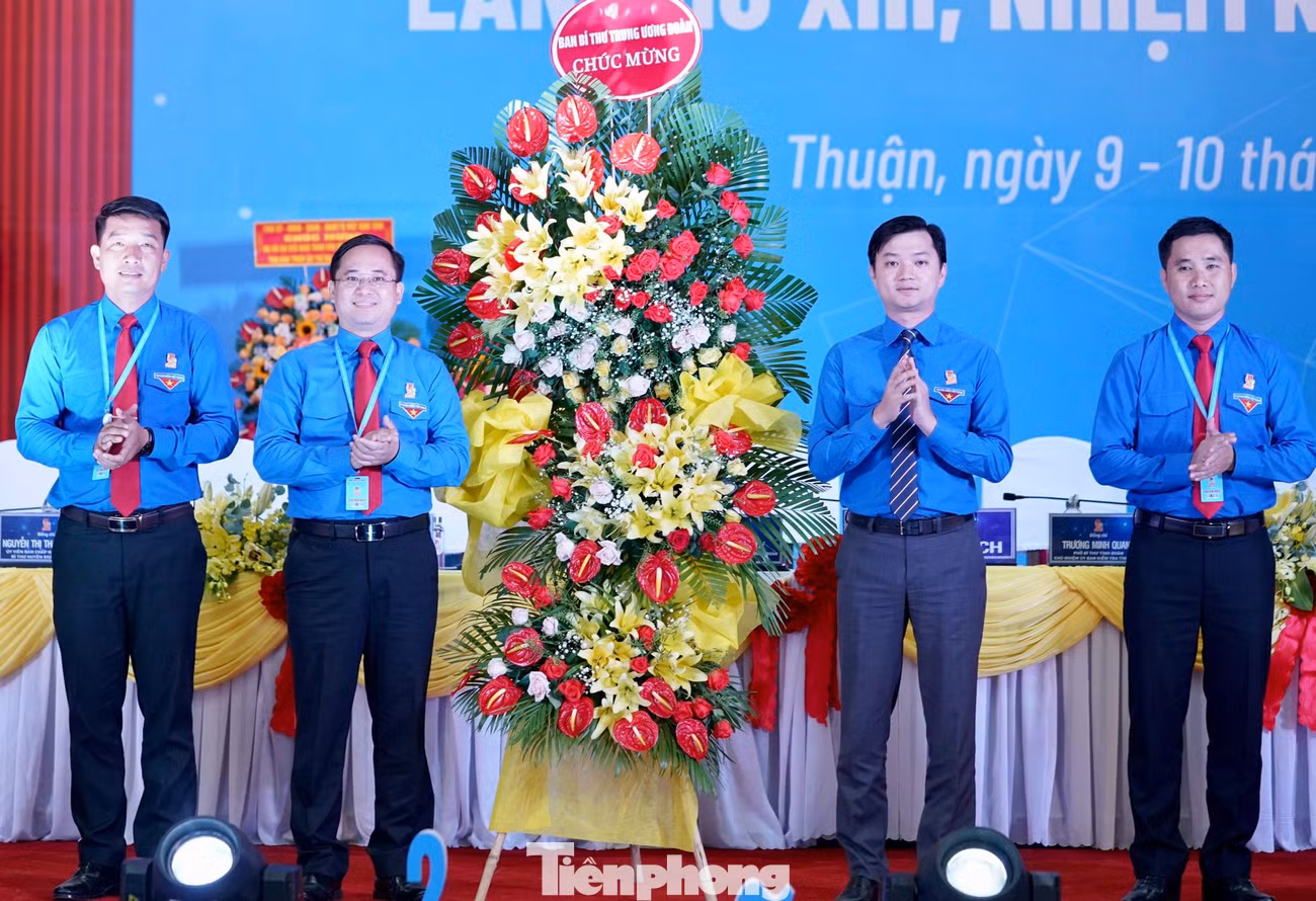 Ban Bí thư Trung ương Đoàn tặng hoa chúc mừng Đại hội đại biểu Đoàn Thanh niên Cộng sản tỉnh Bình Thuận khóa XIII, nhiệm kỳ 2022-2027. Ban Bí thư Trung ương Đoàn tặng hoa chúc mừng Đại hội đại biểu Đoàn Thanh niên Cộng sản tỉnh Bình Thuận khóa XIII, nhiệm kỳ 2022-2027.