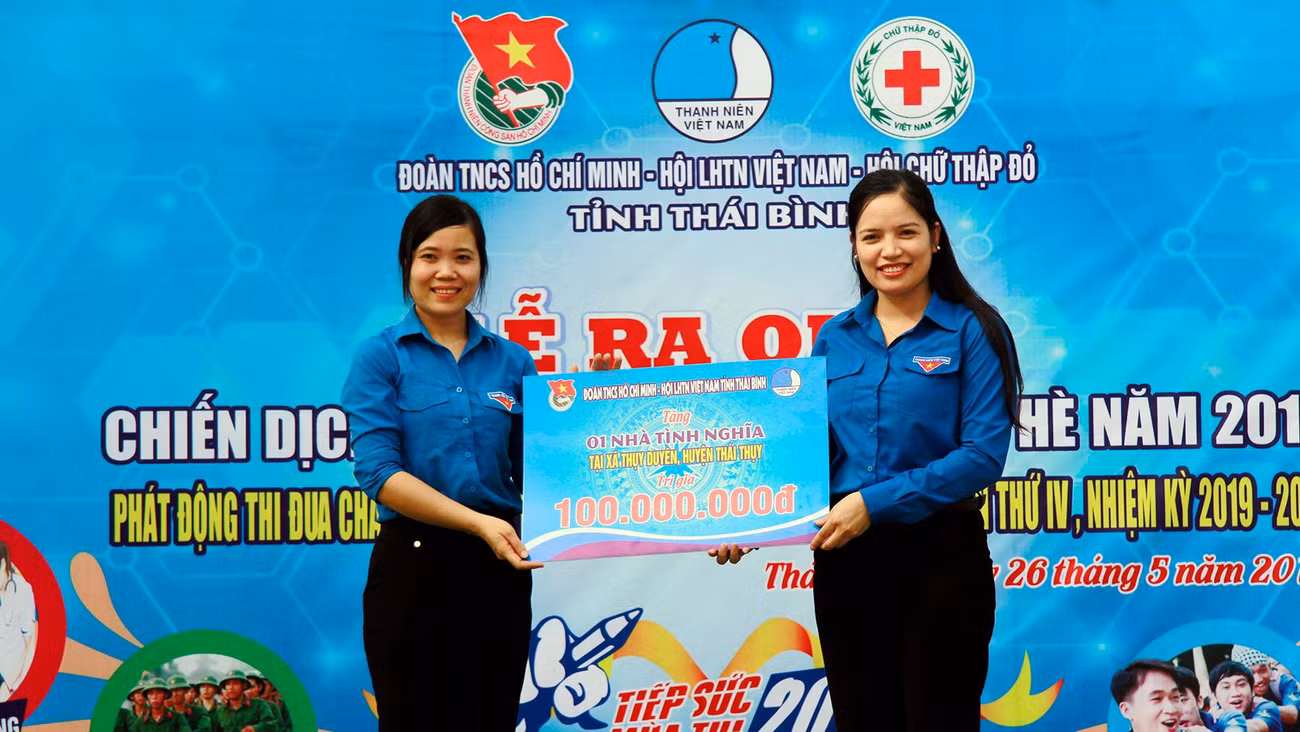 Các tổ chức Đoàn tỉnh Thái Bình cũng phối hợp vận động xây dựng nhiều nhà tình nghĩa cho người có hoàn cảnh khó khăn, hộ nghèo, gia đình có công với cách mạng.