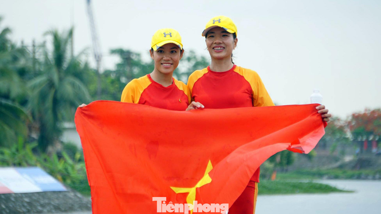 Trong khi đó, tuyển Việt Nam vượt trội ở tất cả các nội dung thi đấu và giành 6/8 HCV Rowing nữ. Trong ảnh: Lường Thị Thảo và Đinh Thị Hảo giành HCV nội dung thuyền đôi nữ.