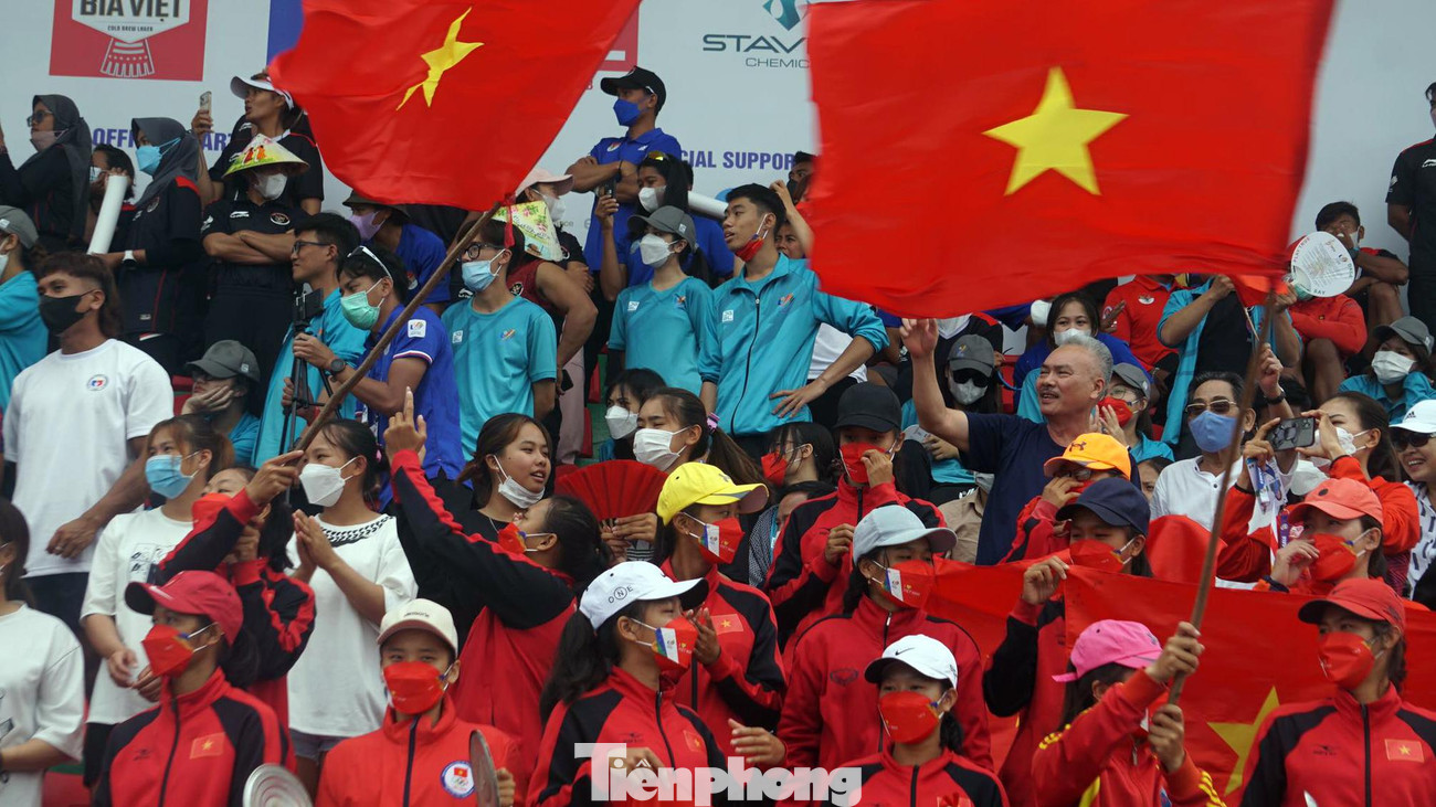 Từ sớm, hàng nghìn cổ động viên (CĐV), người dân TP Hải Phòng đến kín khán đài cổ vũ các vận động viên (VĐV). Nhiều người mặc đồng phục cờ đỏ sao vàng, chuẩn bị cờ hoa hò reo cổ vũ tạo nên không khí rất sôi động trên đấu trường đua thuyền trên sông Giá.