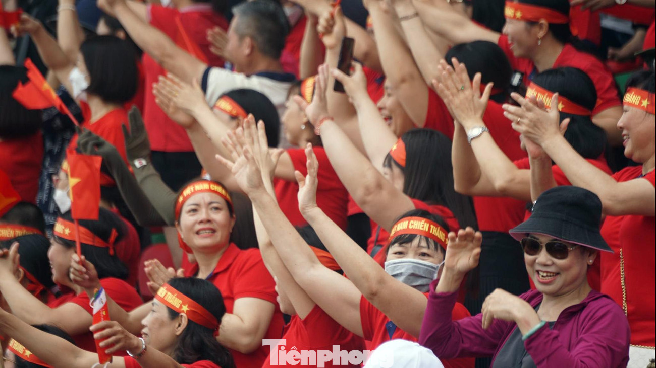 Trên khán đài, người dân thành phố cảng, các CĐV hò reo cổ vũ mỗi khi các VĐV Rowing Việt Nam thi đấu.