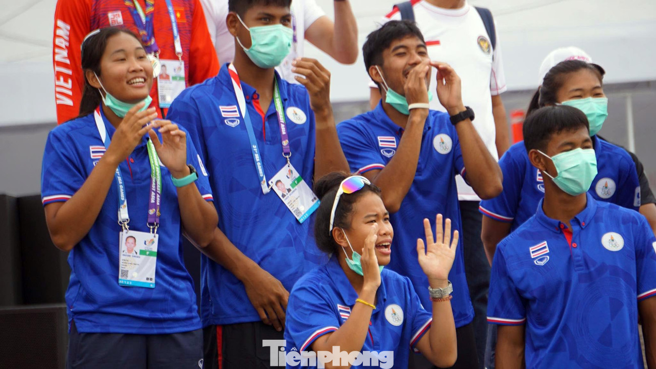 Bên cạnh đó, nhiều VĐV các đội tuyển tham gia thi đấu cũng hò reo cổ vũ cho đồng đội.