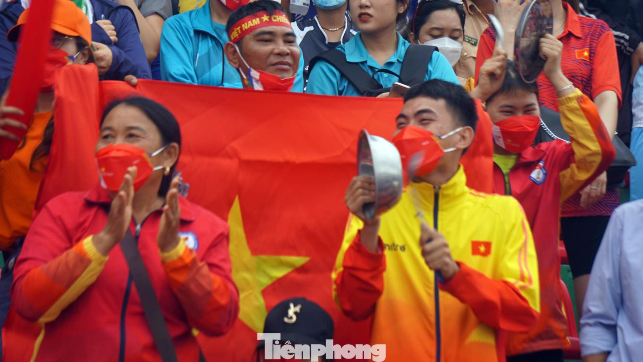 Nhiều CĐV mang theo trống, chiêng, cờ hoa cổ vũ sôi động, tiếp sức cho các vận động viên đua thuyền.