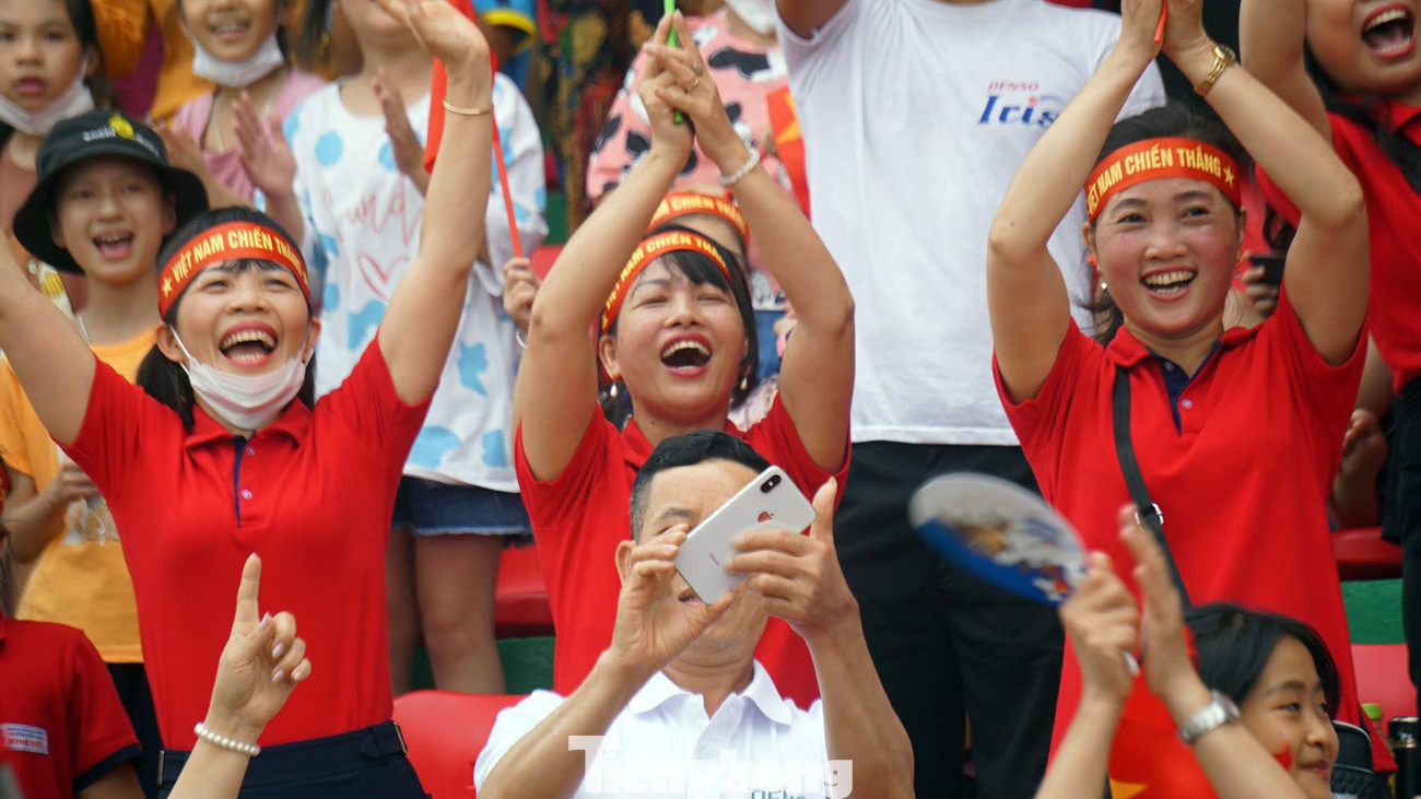 Khán giả phấn khích khi những cô gái Rowing liên tục giành HCV.