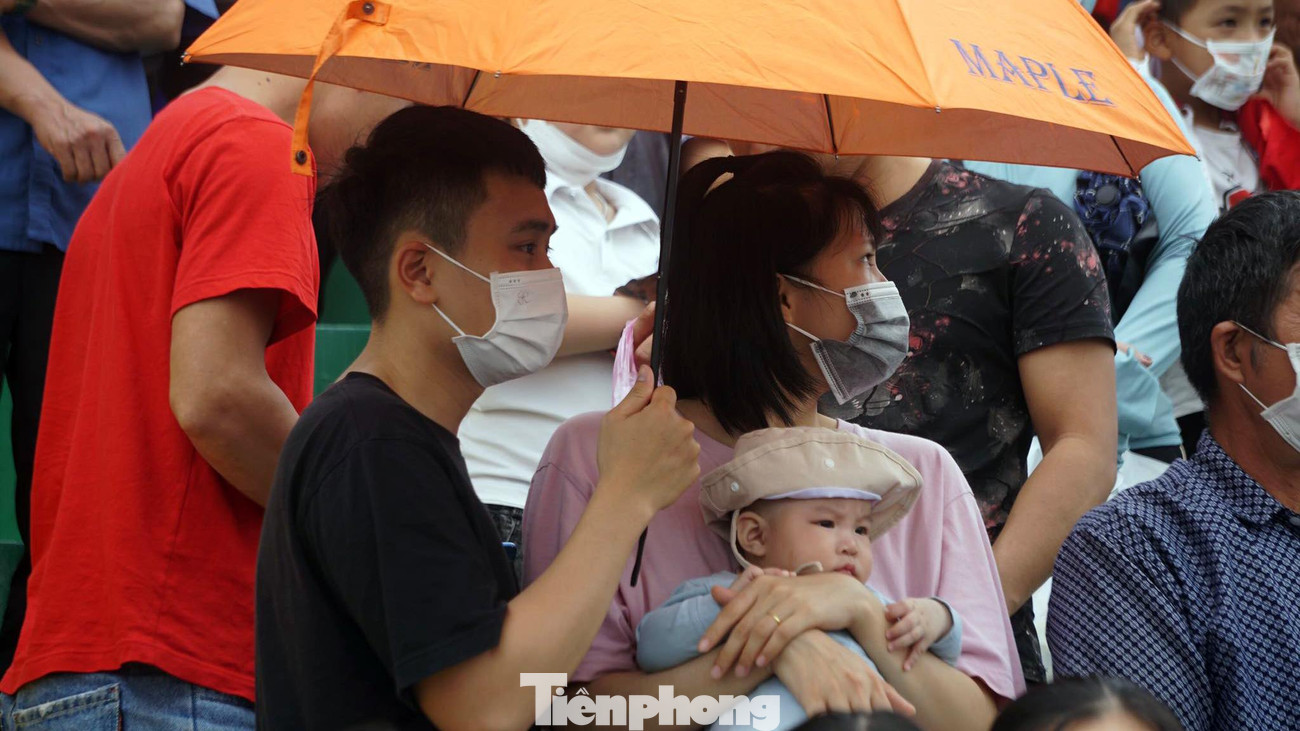 Nhiều em nhỏ được bố mẹ đưa tới khán đài cổ vũ tuyển Việt Nam thi đấu. Hàng trăm bạn trẻ, học sinh nhân dịp nghỉ cuối tuần cũng tới đấu trường đua thuyền SEA Games 31 theo dõi, cổ vũ.