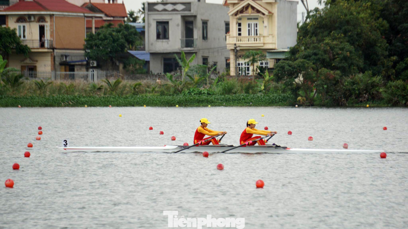 Ở cả hai nội dung thi đấu thuyền đơn, thuyền đôi nữ diễn ra sáng 14/5, tuyển Việt Nam giành trọn 2 HCV với thành tích vượt trội, cách xa các đối thủ còn lại.