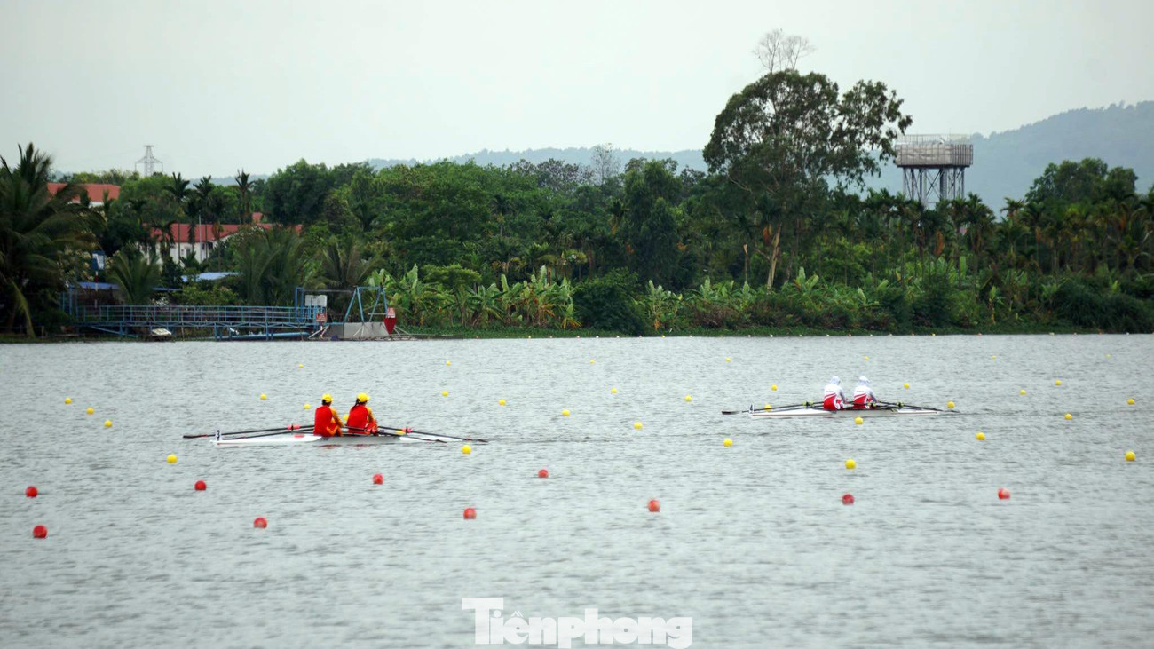 Với lợi thế sân nhà được đông đảo CĐV cổ vũ truyền lửa, các VĐV Rowing Việt Nam có ngày thi đấu rất thành công. Trong đó, hai nội dung thuyền đơn và đôi nữ, các nữ VĐV Việt Nam tỏ ra vượt trội ngay từ khi xuất phát.